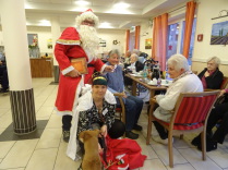 Der Nikolaus besucht die Seniorinnen und Senioren und übergibt kleine Geschenke.